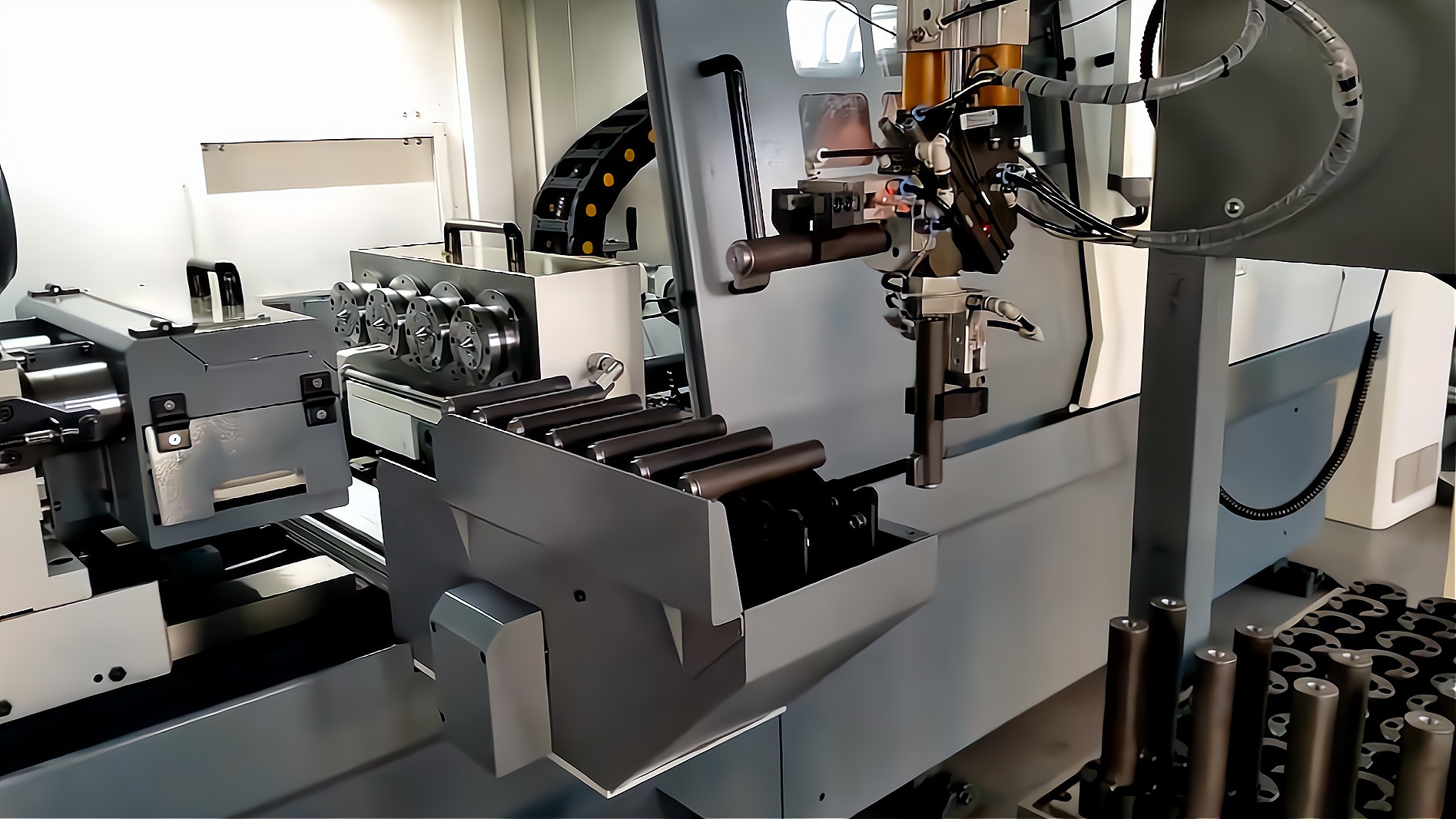 ZK2115×4B/500A 深孔鉆床配置桁架機械手，加工手槍槍管單機自動化